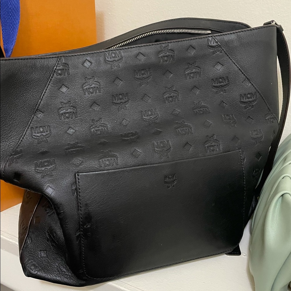 Mcm medium Klara, authentic comes with dust bag and authenticity card.